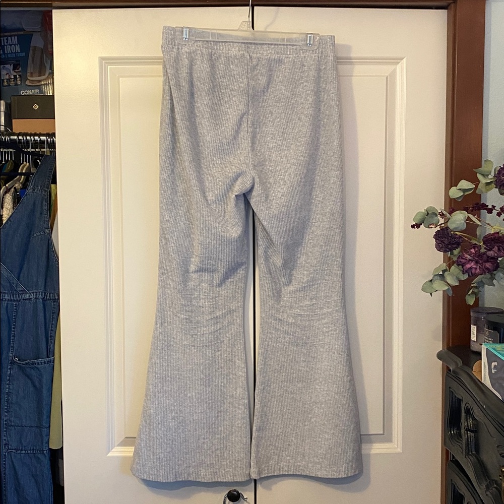 Aerie Groove On Ribbed Velour Flared Sweat Pants. Heather Gray. Size Medium. - Picture 8 of 11